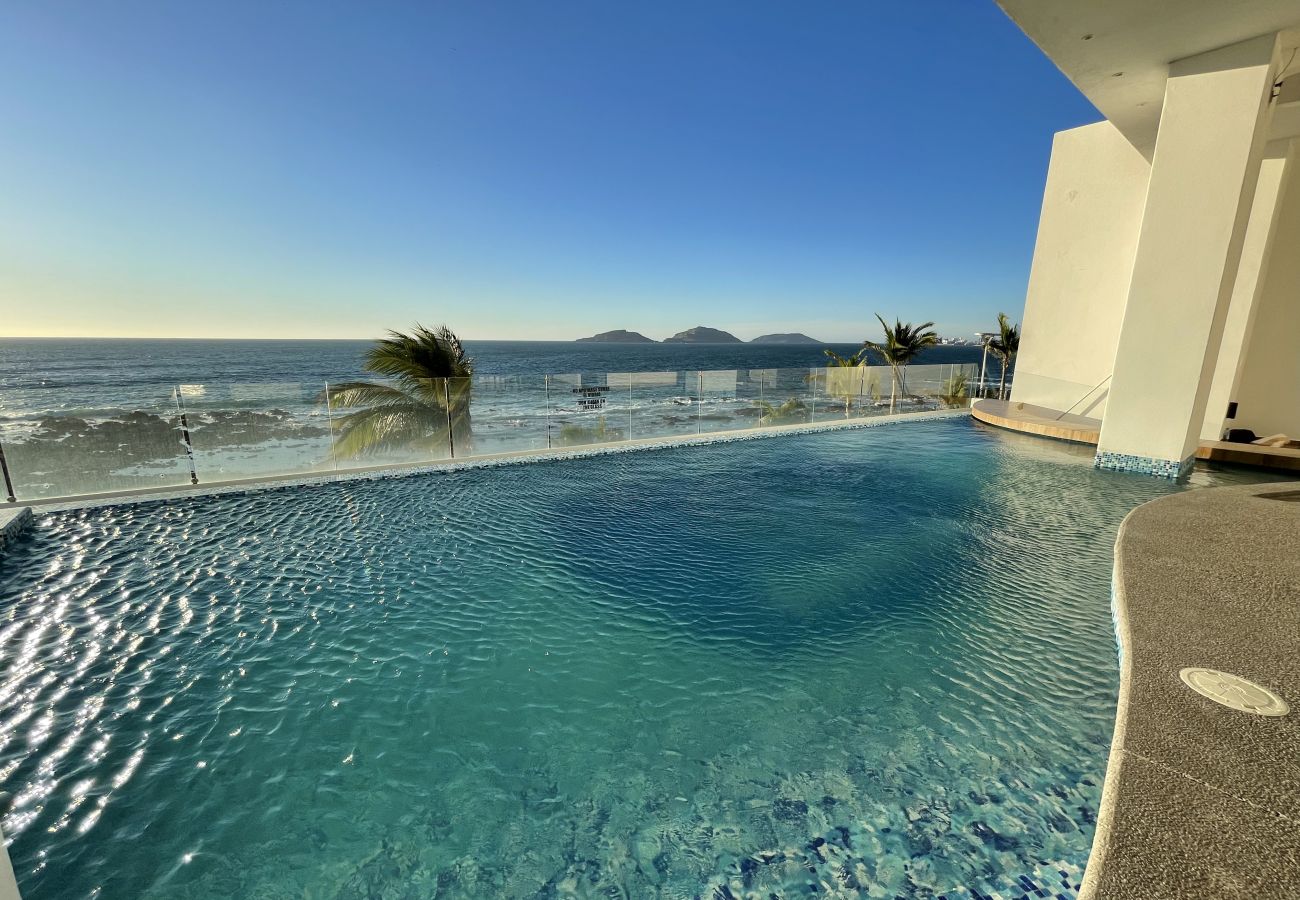 Alberca infinity con vista al mar en condominio vacacional en Mazatlán